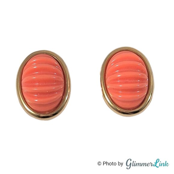 Vintage Monet Dome Oval Coral Pink Ribbed Gold Tone Clip On Earrings - Picture 1 of 11